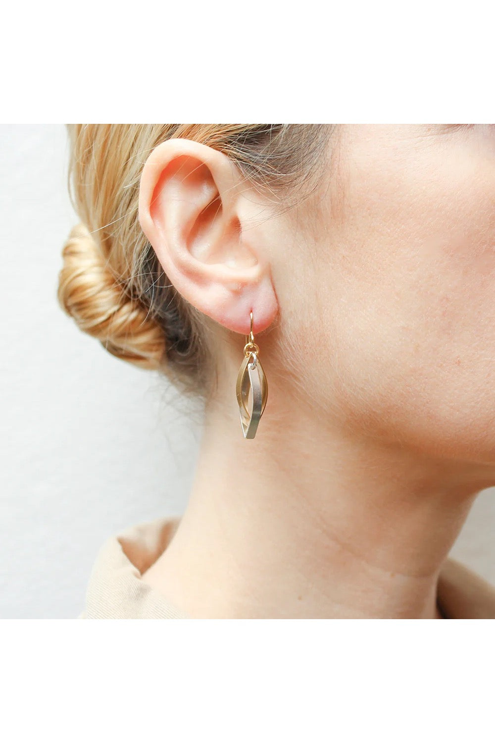 Interlocking Pointed Ribbon Hoops Earring