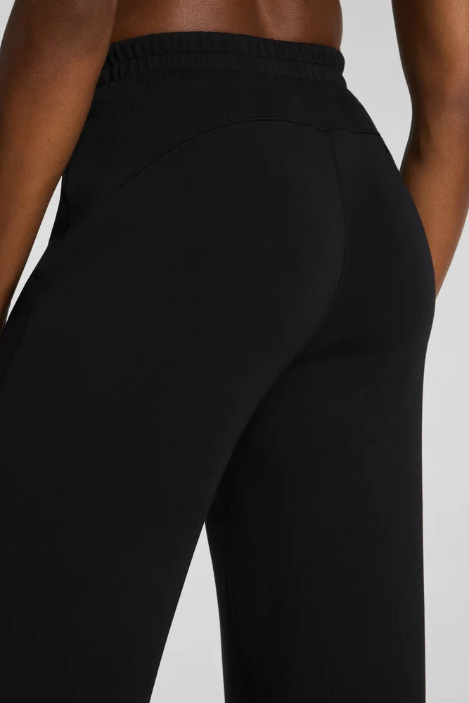AirEssentials® Straight Leg Pant Petite